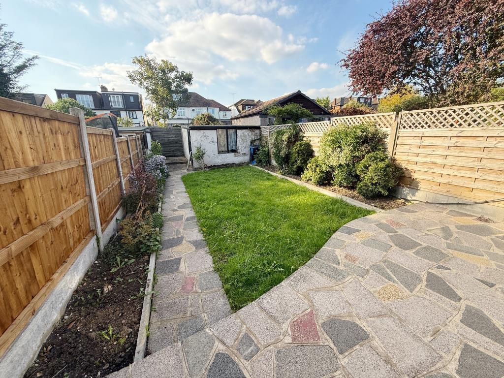 Lot: 59 - THREE-BEDROOM HOUSE FOR REPAIR AND IMPROVEMENT - Enclosed rear garden